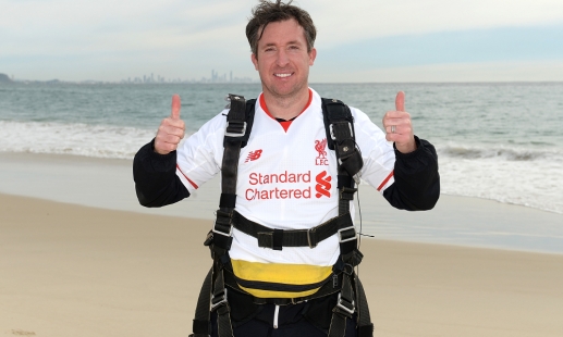 คลิปลิเวอร์พูล Robbie Fowler skydives in new LFC away kit