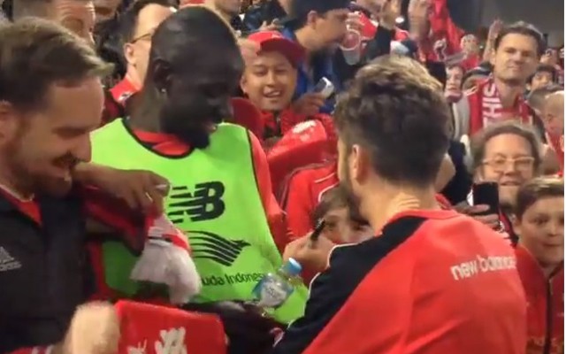 คลิปลิเวอร์พูล Mamadou Sakho to get Adam Lallana autograph