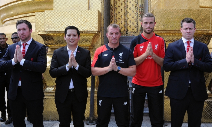 ตัวแทนสโมสรลิเวอร์พูลเยี่ยมชมวัดพระศรีรัตนศาสดาราม และพิพิธภัณฑ์ผ้า ตัวแทนสโมสรลิเวอร์พูลเยี่ยมชมวัดพระศรีรัตนศาสดาราม และพิพิธภัณฑ์ผ้า