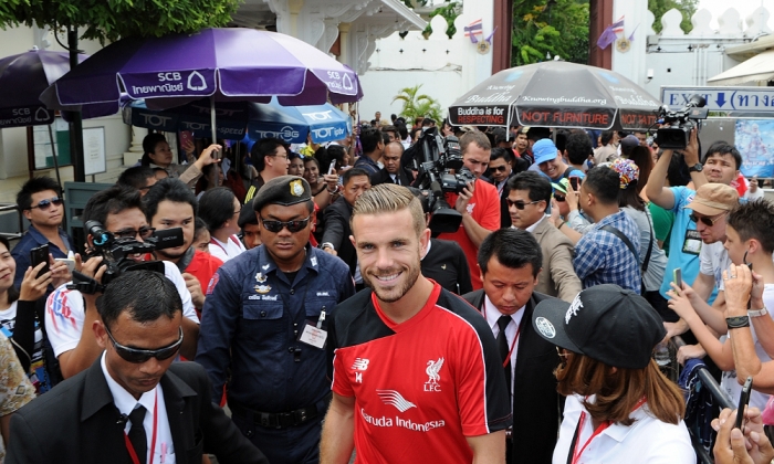 ตัวแทนสโมสรลิเวอร์พูลเยี่ยมชมวัดพระศรีรัตนศาสดาราม และพิพิธภัณฑ์ผ้า